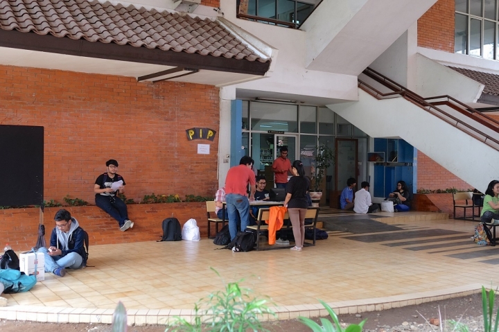 Lima Alasan Kenapa Mahasiswa Betah Nongkrong di Kampus