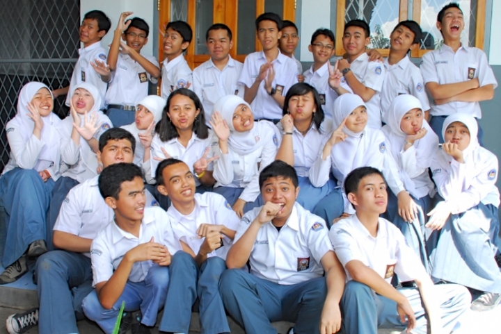 Gaya Modifikasi Seragam Sekolah yang Nggak Bikin Kamu Kena Sanksi